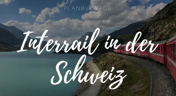 Rote Bahn schlängelt sich durch die Alpen. Ein Traum für jeden, der mit Interrail in der Schweiz unterwegs ist.