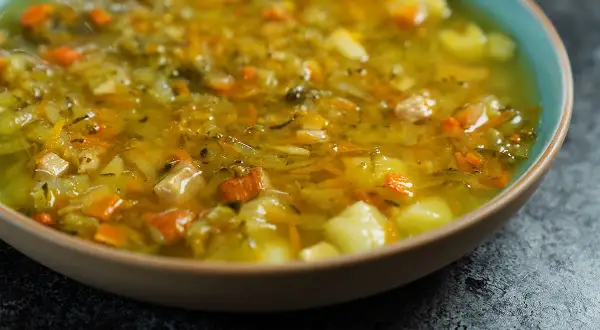 Zupa ogórkowa: ile kalorii? Sprawdź, jak jeść ją bez wyrzutów!