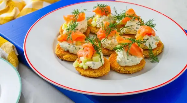 Smarriga snittar med lax och philadelphia, toppade med dill. Perfekta till minglet!