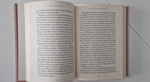 Wojtek Szumański "Ballada o cyckach" - tekst o wolności, feminizmie i zmieniających się normach społecznych dotyczących kobiecego ciała.