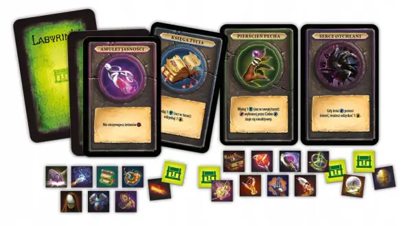 Karty z gry "Labyrinthos": Amulet Jasności, Księga Życia, Pierścień Pecha, Serce Otchłani. Każda karta to ścieżki przeznaczenia w grze.
