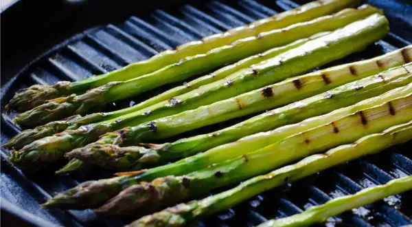 Espárragos verdes a la parrilla en sartén. Una forma deliciosa de aprender como cocinar esparragos.