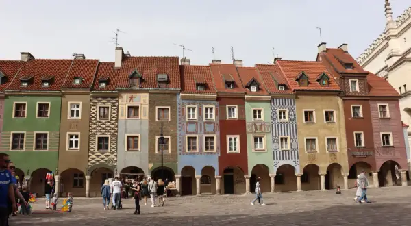 Kolorowe kamienice na Starym Rynku w Poznaniu, idealne poznańskie atrakcje dla dorosłych szukających pięknych widoków i spacerów.