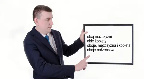 Mężczyzna w garniturze wskazuje na tablicę z napisami: "obaj mężczyźni", "obie kobiety", "oboje, mężczyzna i kobieta", "oboje rodzeństwa".