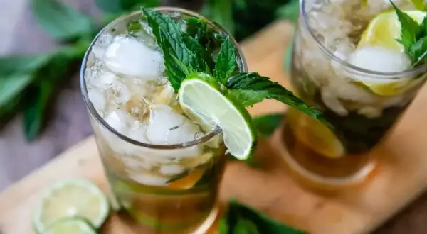 Dwa orzeźwiające mojito z rumem, miętą i limonką. Idealny alkohol do mojito na upalne dni.