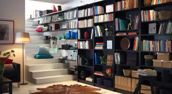 Estantería de libros negra con escaleras blancas. Las medidas estanteria libros son perfectas para este salón.