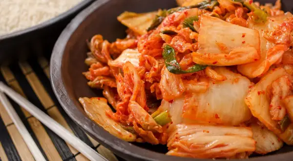Jak zrobić sałatkę z kimchi? Proste przepisy i triki eksperta