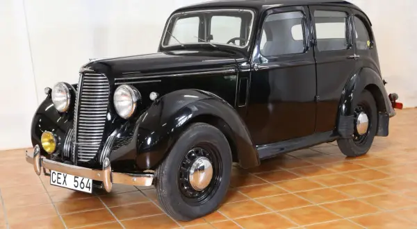 Svart Hillman Minx från 1940-talet, med kromdetaljer och en klassisk grill.