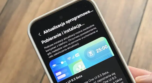 Ekran telefonu z informacją o aktualizacji oprogramowania. Czy trzeba aktualizować telefon? Tu dowiesz się, jak pobrać i zainstalować najnowszą wersję.