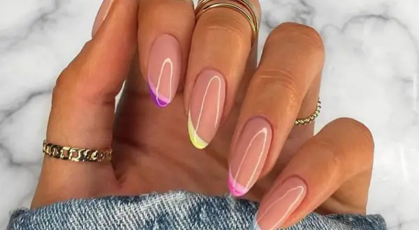 Elegancki manicure french z kolorowymi końcówkami – fiolet, żółć, róż i błękit dodają mu nowoczesnego charakteru.