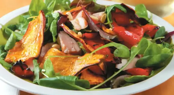 En härlig sallad med rostade rotfrukter, kyckling och gröna blad, perfekt för en lätt middag.