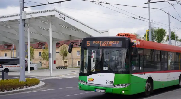 Autobus linii 5 "Port Lotniczy Lublin" zbliża się do przystanku.