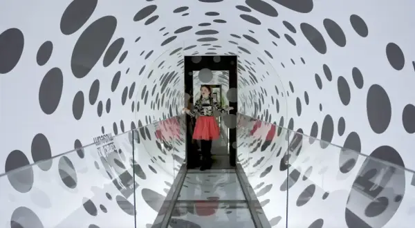Flicka i en prickig tunnel på Paradox Museum Stockholm. Många positiva paradox museum stockholm reviews vittnar om en rolig upplevelse.