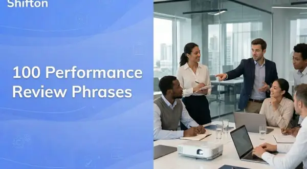 Team in riunione discute, mentre sullo sfondo si legge "100 Performance Review Phrases", utile per le frasi valutazione personale.