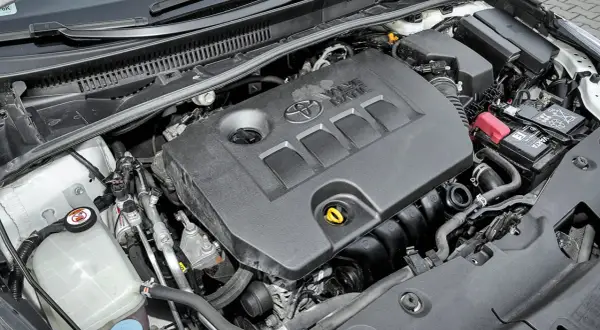 Silnik Valvematic w Toyota Avensis T27 1.8 benzyna, z widocznym akumulatorem i zbiorniczkiem płynu.