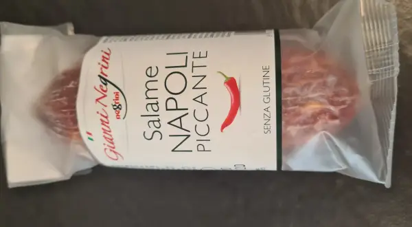 En förpackning med Gianni Negrini Salame Napoli Piccante, en kryddig salami med en chili-symbol.