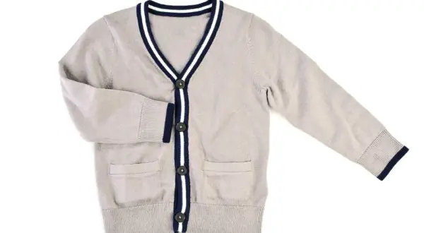 Gilet homme sport chic gris, avec bordures bleues et blanches, poches plaquées et boutons noirs. Parfait pour un look décontracté et élégant.