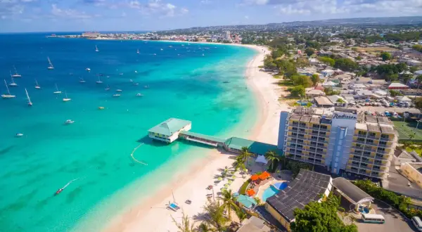 Rajski widok na Barbados: turkusowe morze, biała plaża, hotel Radisson. Sprawdź atrakcyjne **Barbados ceny** na wakacje marzeń!