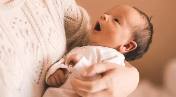 Podnoszenie niemowlęcia: Sekrety fizjoterapeuty dla zdrowia dziecka i mamy