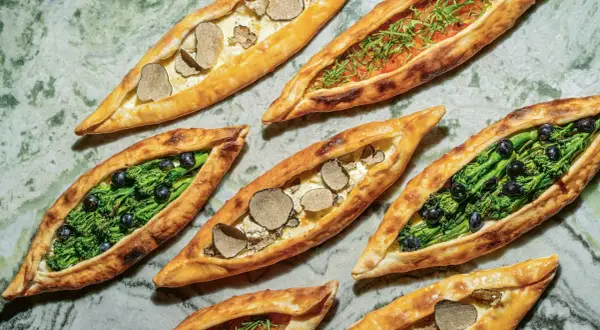 Verschiedene Pide-Rezepte mit Trüffeln, Brokkoli und Oliven, sowie Tomaten-Topping.