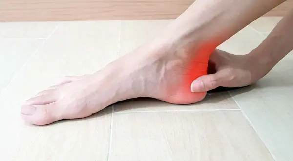 Schmerzende Ferse, möglicherweise durch Überlastung des flexor hallucis longus. Rote Markierung zeigt den betroffenen Bereich.