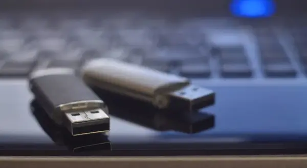 Jak zapisać plik na pendrive i uniknąć utraty danych