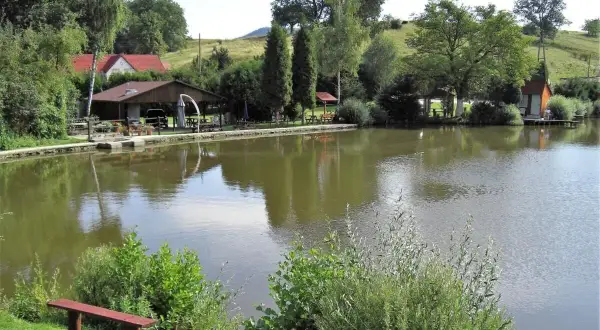 Spokojne jezioro i zielone otoczenie zapraszają do wypoczynku w gospodarstwie agroturystycznym u Krzysztofa.