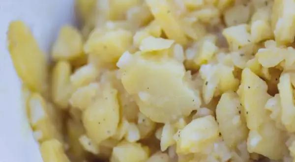 Kartoffelsalat zu sauer? Was tun? Hier ist ein leckerer Kartoffelsalat, der mit einer cremigen Mayonnaise-Dressing zubereitet wurde.