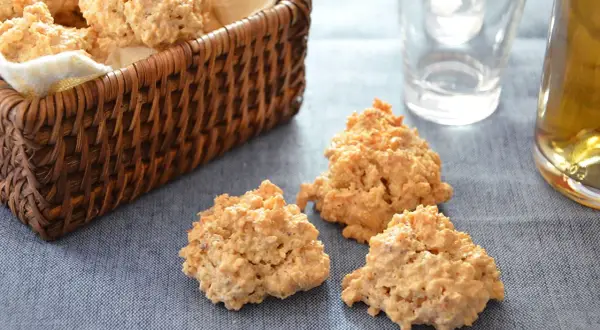 Biscotti rustici, dall'aspetto un po' grezzo ma dal sapore delizioso. Sono i classici "brutti ma buoni" che conquistano al primo morso.