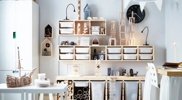 Praktische geschwister zimmer ideen: Spielzeugregale mit vielen Fächern, Holzspielzeug, Tierfiguren und eine Werkbank für kreative Köpfe.