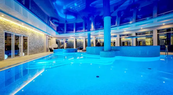 Basen z niebieskim podświetleniem w hotelu Tristan Kąty Rybackie. Relaks w nowoczesnym SPA.