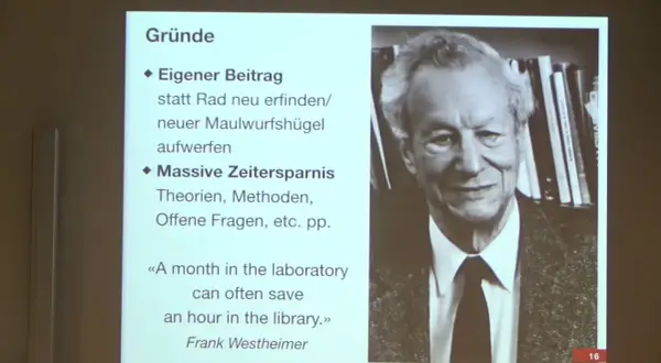 Porträt eines Mannes mit Büchern im Hintergrund. Foliennotizen geben **Tipps zum Schreiben**: Eigener Beitrag statt Rad neu erfinden, massive Zeitersparnis.