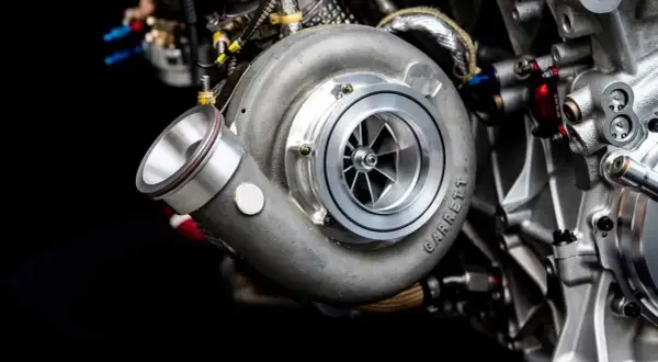 Detalle de un turbo Garrett en un motor de alto rendimiento. ¡Imagina la potencia que genera, porque todos los coches tienen turbo!
