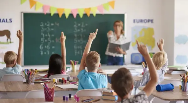 Nauczanie stacjonarne: Czy to wciąż najlepsza forma edukacji?