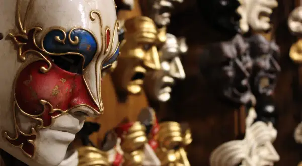 Venetiaanse maskers, rijk versierd, tonen de vele gezichten die mensen dragen. Zijn narcisten onzeker? Deze maskers suggereren dat iedereen een verborgen kant heeft.