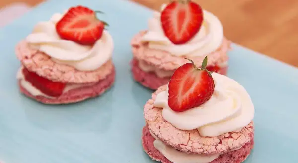 Små, rosa marängbottnar med grädde och jordgubbar. Perfekt att baka glutenfritt till fikat!