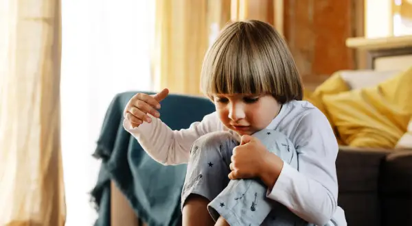 Jak pomóc dziecku z tikami nerwowymi i poprawić jego komfort emocjonalny