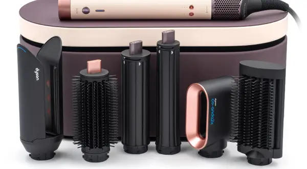 Zestaw Dyson Airwrap z różnymi końcówkami i etui.