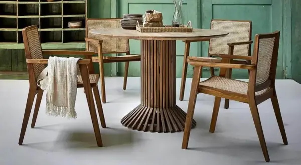 Mesa y sillas de madera con asientos de ratán. La teca y el ébano son ejemplos de maderas nobles usadas en mobiliario.