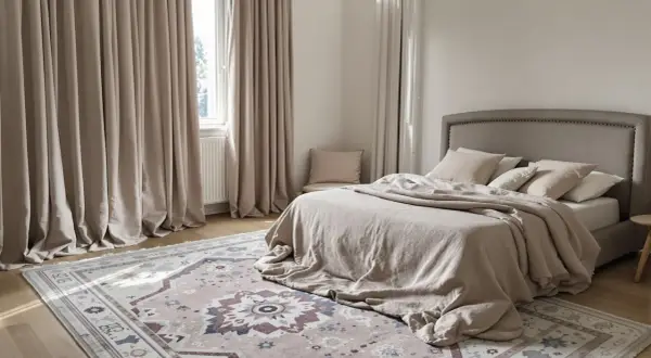Chambre paisible avec lit douillet, tapis orné et rideaux épais pour une isolation phonique mur chambre parfaite.