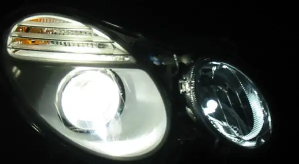 Reflektor samochodowy z jasnym światłem, porównanie xenon vs led.
