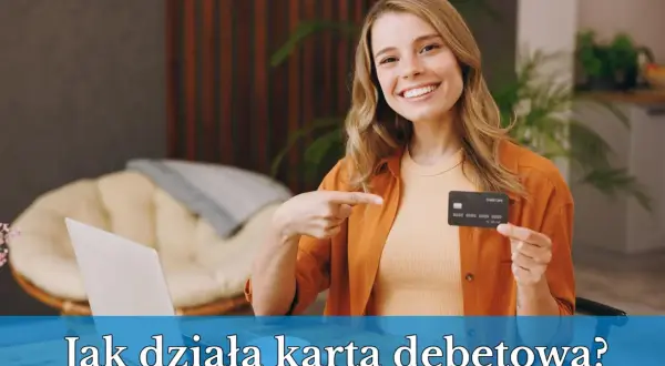 Uśmiechnięta kobieta pokazuje kartę debetową, wyjaśniając, co to jest karta debetowa i jak działa.
