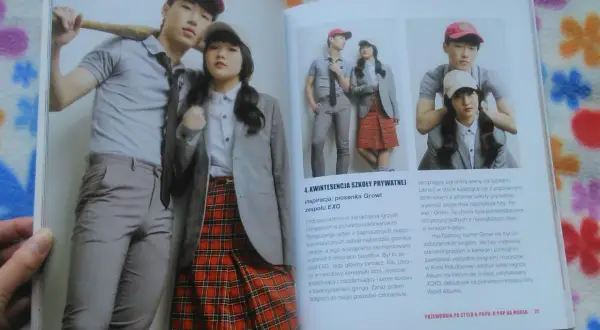 Członkowie zespołu EXO w szkolnych strojach, inspiracja k-pop.