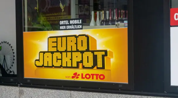 Plakat z napisem "EURO JACKPOT" na żółtym tle, obok logo LOTTO.