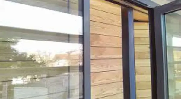 Fenêtre moderne avec bardage bois. Idéal pour **créer un volet intérieur** esthétique et fonctionnel.