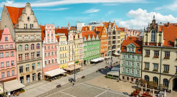 Kolorowe kamienice na Rynku we Wrocławiu, często uznawanym za najcieplejsze miasto w Polsce, tworzą malowniczy widok.