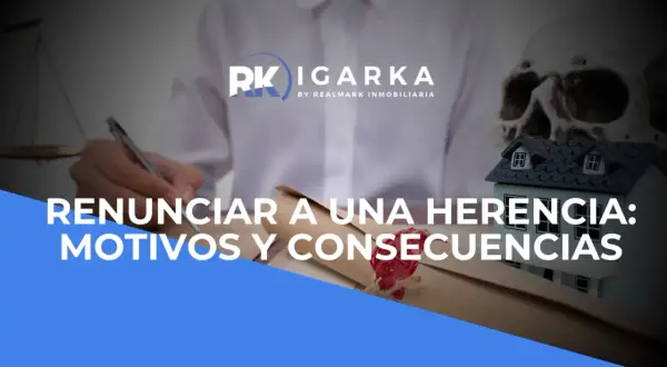 Persona firmando un documento con sello de cera, junto a una balanza, una casa y una calavera. El texto dice "Renunciar a una herencia: motivos y consecuencias".