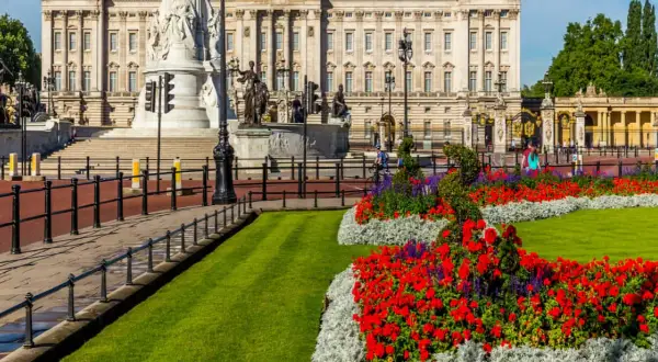 Pałac w Anglii: Historia, tajemnice i atrakcje Buckingham Palace
