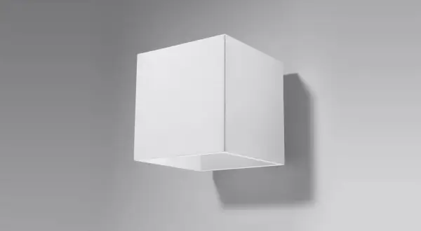 Minimalistyczna lampa kostka w kolorze białym, zamontowana na szarej ścianie. Rzuca subtelny cień.
