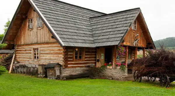 Najlepsze skanseny w Polsce: Zaplanuj podróż w czasie!